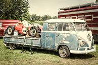 Volkswagen-Transportvorrichtungflachbett mit einem Porsche-Rennwagen von Sjoerd van der Wal Fotografie Miniaturansicht