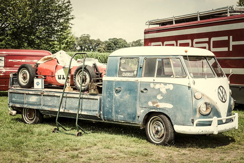Lit plat de transporteur de Volkswagen avec une voiture de course de Porsche par Sjoerd van der Wal Photographie