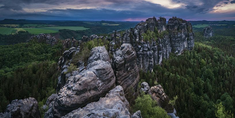 Schrammsteine in het Elbezandsteengebergte bij zonsondergang van Jean Claude Castor