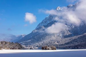 Vereister Eibsee und Wettersteingebirge