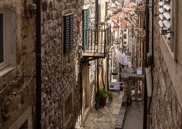 Steeg met trappen in Dubrovnik van Daan Kloeg