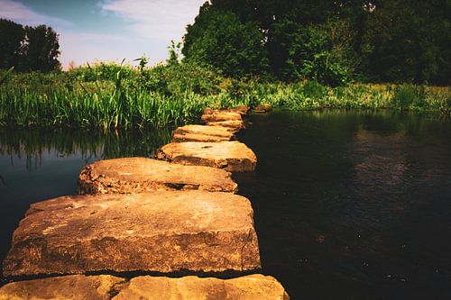 Stapstenen in een rivier