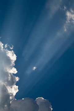 Witte wolk met zonnestralen van Jani Moerlands