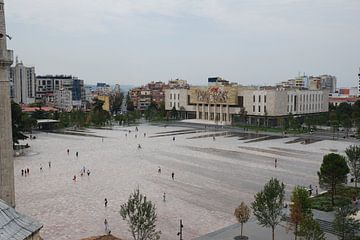 Skanderbergplein in Tirana hoofdstad van Albanië by Ingrid Van Maurik