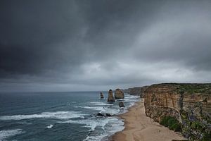 Twelve Apostles Coastal Park coastline nature background sur Tjeerd Kruse