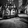Stimmungsvolle Gasse in Rothenburg ob der Tauber in schwarz-weiß von Manfred Voss, Schwarz-weiss Fotografie