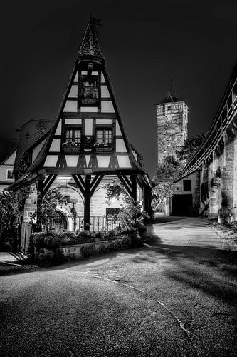 Sfeervolle steeg in Rothenburg ob der Tauber in zwart-wit