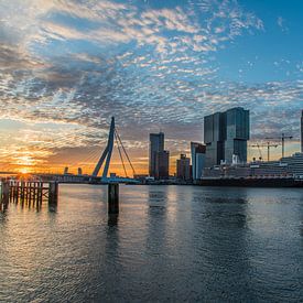 Beau lever de soleil avec la ligne d'horizon de Rotterdam sur olaf groeneweg