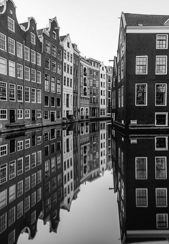 Kanaal en oude huizen in Amsterdam, Nederland.