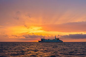Veerboot voor de avondzon