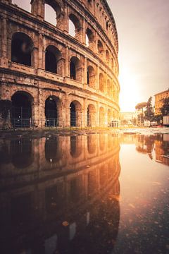 Ausschnitt des Kolosseum in Rom zum sonnenaufgang mit spiegelung
