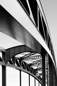 Architektur in schwarz-weiß Bogenbrücke - abstraktes Detail der Stahlbrücke.