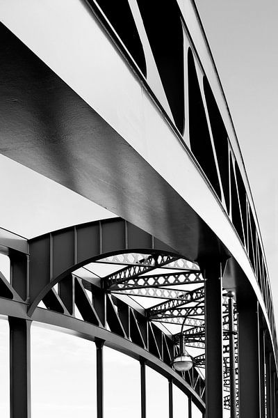 Architecture en noir et blanc pont en arc - détail abstrait d'un pont en acier. par Marianne van der Zee