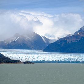 Perito Moreno glacier in between the mountains by Geert Smet