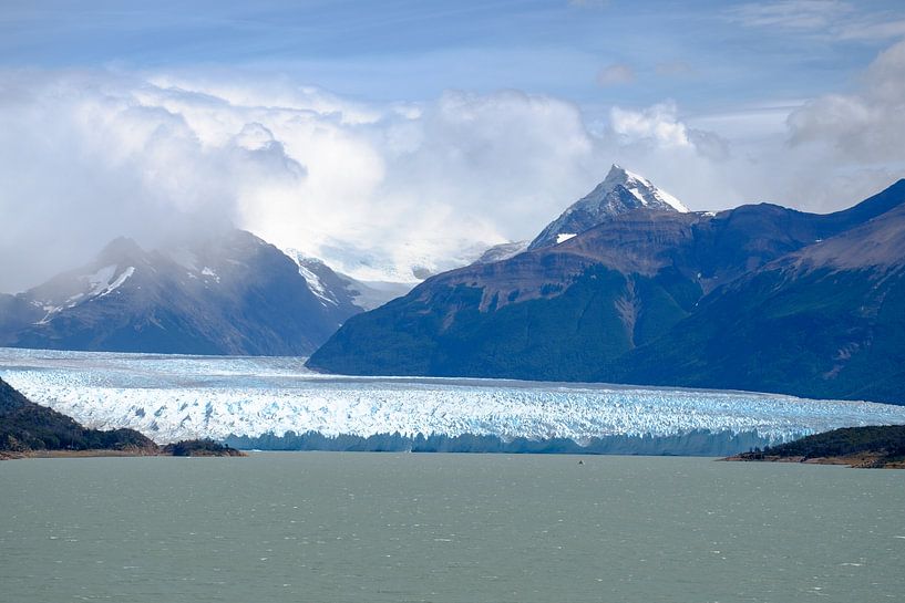 Perito-Moreno-Gletscher zwischen den Bergen von Geert Smet
