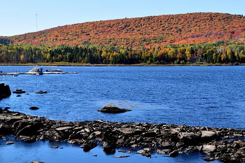 Weerspiegeling op het meer in de herfst
