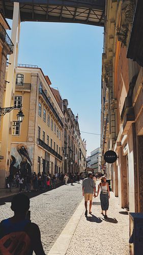 Zonnige Lissabon Straat met Kleurrijke Gebouwen
