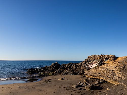 Das verlassene Boot an einem Strand in Abades auf der Insel Teneriffa
