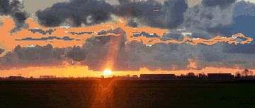 Ondergaande zon. Een vaak voorkomend natuur verschijnsel. Ik nam de foto op 4 maart om 7 voor half zeven. Gezien tussen Hauwert op  de weg naar Oostwoud.  Je hoeft er dus niet voor naar de stranden van de Noordzee.