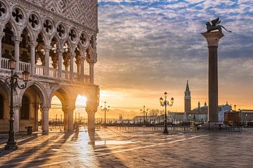 Sonnenaufgang auf dem San Marco Platz in Venedig von Michael Abid