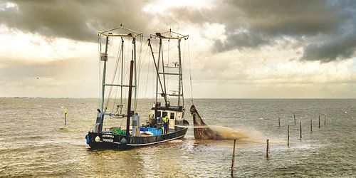 Vissersboot op het Markermeer op een vroege ochtend.