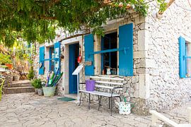 Bauernhaus aus Stein mit blauen Fensterläden von Tilo Grellmann