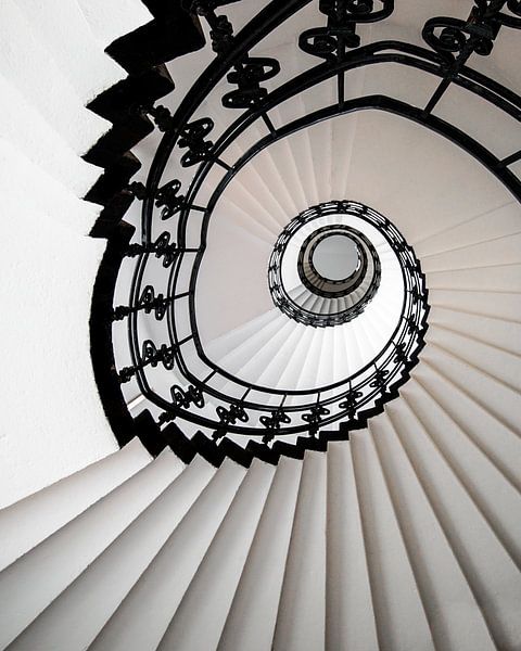 Classic Spiral Staircase van Mariëlle Knops, Architectuur fotografie