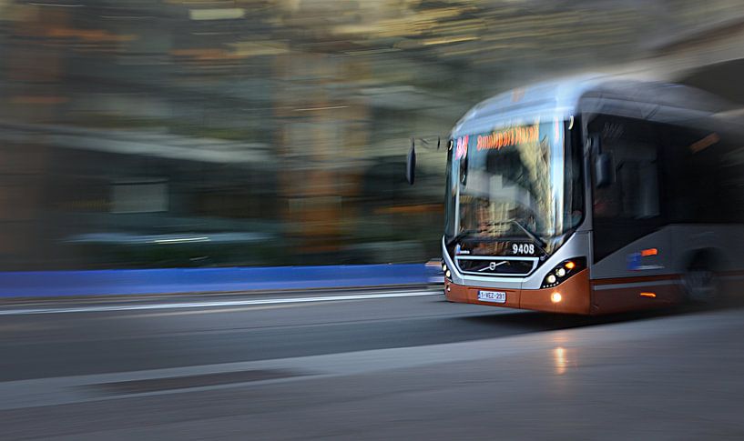 Bus in action by Ann  Bourlard