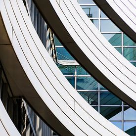 Für Architekturliebhaber ist er ein Muss: Der MedienHafen in Düsseldorf glänzt mit großen Namen. Stararchitekt Frank O. Gehry schuf in Düsseldorf mit dem dreiteiligen, organisch geformten Gebäudeensemble Neuer Zollhof ein wahres Denkmal. von peter reinders
