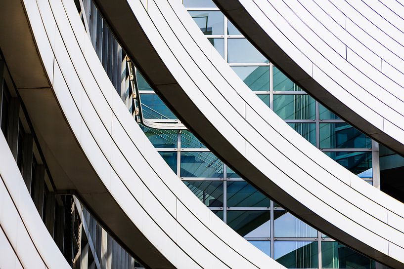 C'est un must pour les amateurs d'architecture : le MedienHafen de Düsseldorf brille par ses grands noms. L'architecte vedette Frank O. Gehry a créé un véritable monument à Düsseldorf avec l'ensemble de bâtiments en trois parties, de conception organique, Neuer Zollhof. par peter reinders