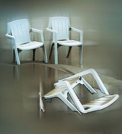 Plastikstühle am Strand abstrakt von . Groningenart