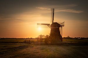 Schöne holländische Mühle bei Sonnenuntergang
