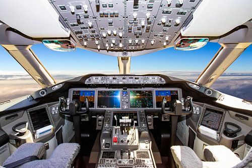 Boeing 787 Cockpit during flight - 1