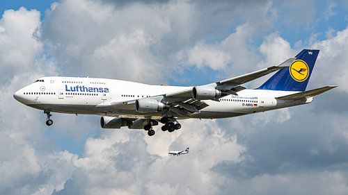 Landende Lufthansa Boeing 747-400 passagiersvliegtuig.