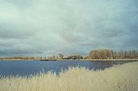 Meer met een boot in infrarood, in geel en blauw tinten