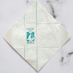 Zwergpfosten Schneesiegel auf Marmor