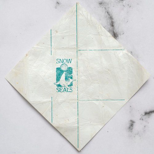 Gnome post Sceau de neige sur marbre