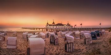 Strand en pier van Ahlbeck in het ochtendlicht. van Voss Fine Art Fotografie