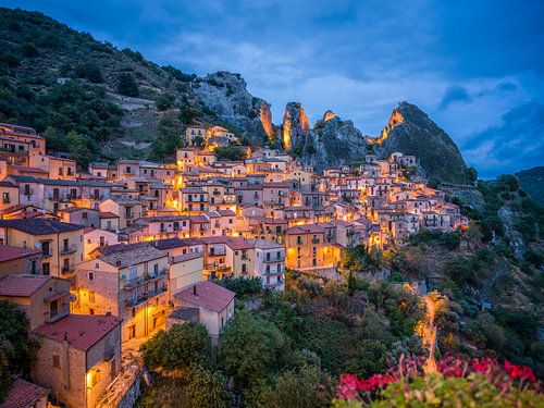 Verlicht Castelmezzano bij nacht
