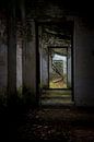 Doorkijk door deuropeningen in verlaten gebouw van Suzanne Schoepe thumbnail