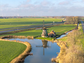Un moulin frison entre l'eau et les routes sur Thomas Röell
