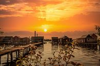 Romantische zonsondergang over een meer met houten huizen van Fotos by Jan Wehnert thumbnail