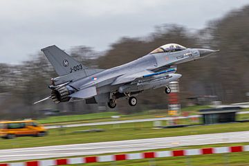 Panningshot F-16 (J-003) Koninklijke Luchtmacht. van Harm-Jan Martens