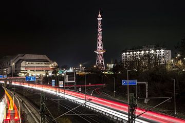 Radiotoren en stadsdynamiek in Berlijn bij nacht