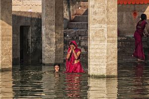 Hindoe vrouwelijke pelgrims nemen een bad in dede GangesVaranasi, Uttar Pradesh, India van Tjeerd Kruse