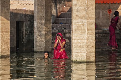 Hindoe vrouwelijke pelgrims nemen een bad in dede GangesVaranasi, Uttar Pradesh, India