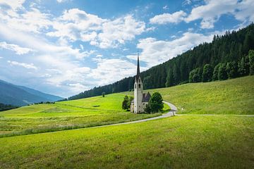 Santa Maddalena di Villabassa Kerk in de Dolomieten van Stefano Orazzini