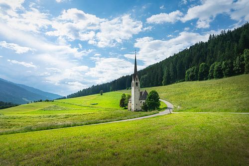 Santa Maddalena di Villabassa Kerk in de Dolomieten