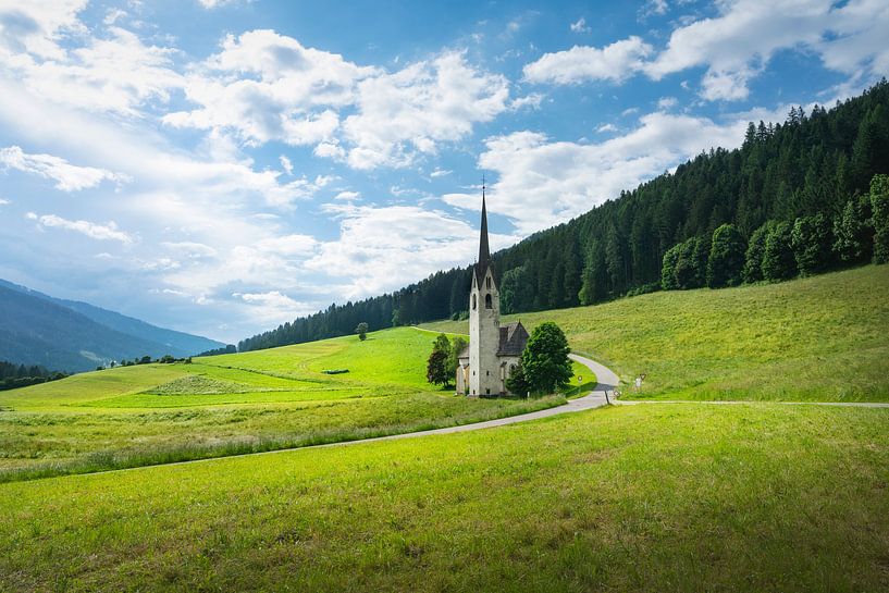 Santa Maddalena di Villabassa Kerk in de Dolomieten van Stefano Orazzini