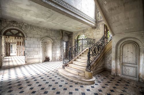 Wervelende Trap in Verlaten Kasteel. van Roman Robroek - Foto's van Verlaten Gebouwen